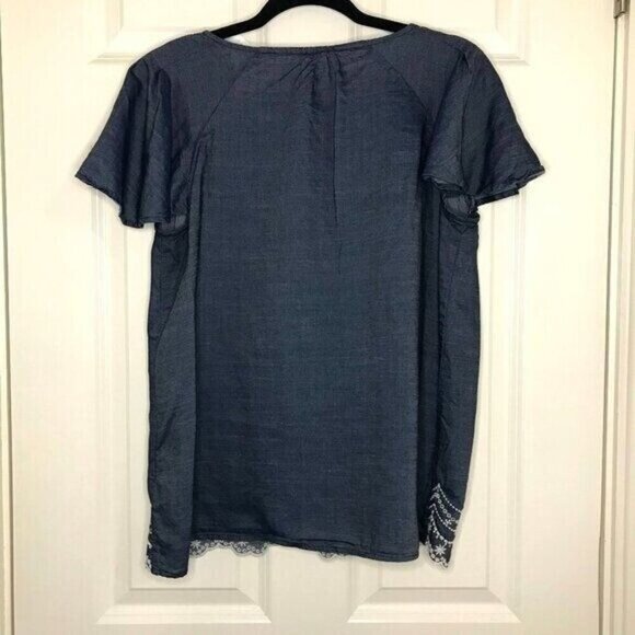 ELLE Blouse Size Medium Chambray Blue Flutter Sleeve V-Neck Top Embroidered - Picture 4 of 7